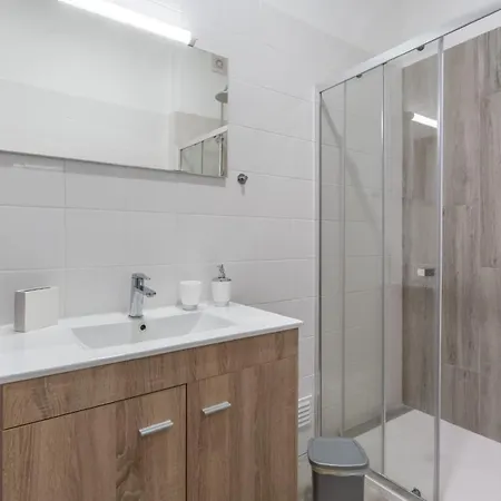 Lägenhet Cosy 3bdr Flat Near By Lovelystay