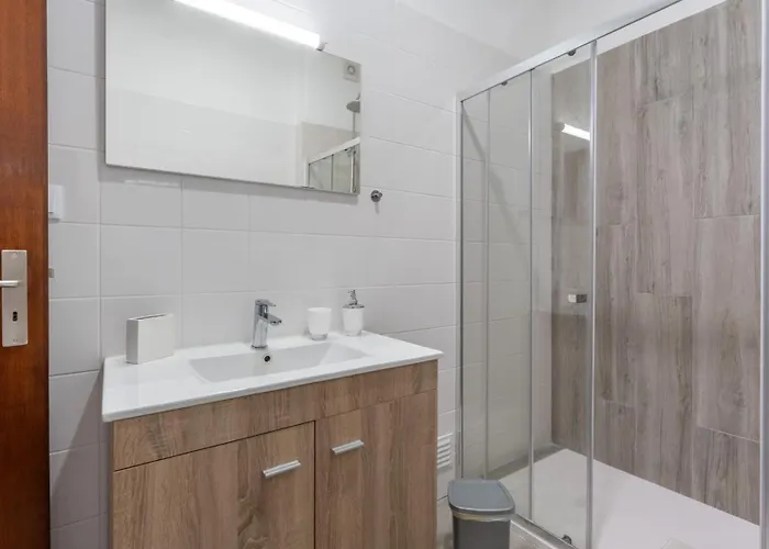 Lägenhet Cosy 3bdr Flat Near By Lovelystay