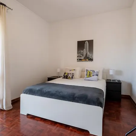 Cosy 3bdr Flat Near By Lovelystay 파로